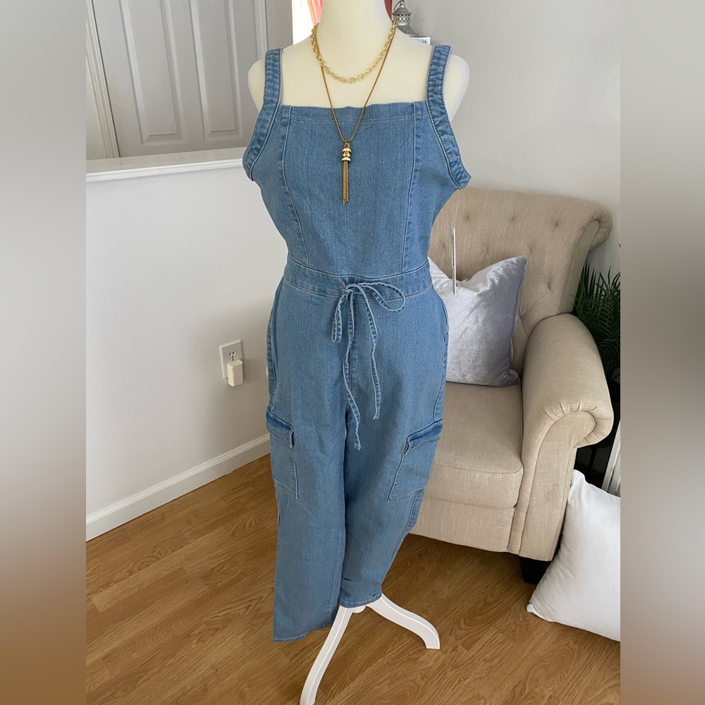 TINSEL TOWN JUNIOR’S BELTED CARGO DENIM JUMPSUIT SIZE: M
